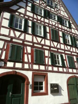 Stadtbild-Altburger Straße im Westen-Haus Nr 21-Giebelständiges Haus mit Fachwerkobergeschossen in Riegelbauweise (vorkragend) über Giebelseite von Osten mit Toreinfahrt und großer Zugangstür
