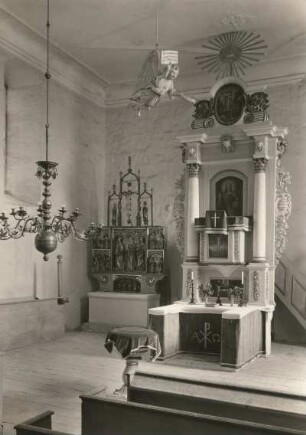 Heideblick-Riedebeck. Riedebeck (südsüdwestlich von Luckau). Dorfkirche (1192/1204 erbaut). Innenansicht. Blick durch das Kirchenlanghaus nach dem Altar (Kanzelaltar 17. Jh.; Nebenaltar E. 15. Jh.)