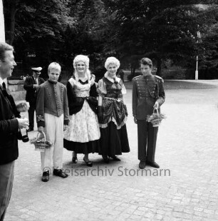 Diplomaten beim Besuch des Schlossmuseums: Personengruppe in historischen Kostümen