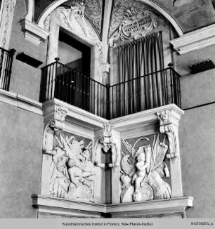Stuckdekoration mit Putti und Waffenembleme im Salone des Palazzo Orlandini del Beccuto ausgemalt von Pietro Dandini - decorazione di stucco nel salone Palazzo Orlandini del Beccuto affrescato da Pietro Dandini