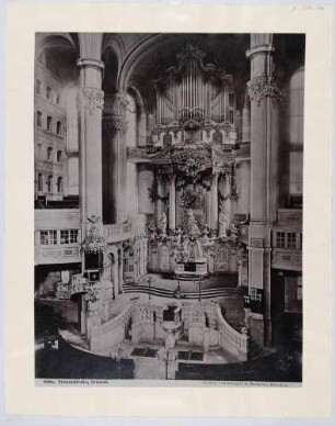 Dresden, der Altarraum der Frauenkirche mit Kanzel und Orgel