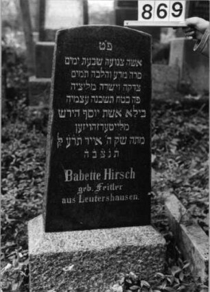 Grabstein 869 (Index: 99802475) Material: Granit, poliert Zustand: sehr gut Maße HxBxT: 124x38x13 cm Beschreibung: Sockel, Stele mit Flachbogenabschluß Besonderheit: Zit.nach Gen.35, 29/Hi 42, 17/1Chr 20, 28: Grabstein 869