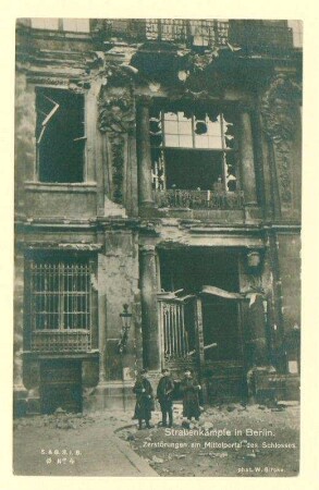 Novemberrevolution: "Straßenkämpfe in Berlin. Zerstörungen am Mittelportal des Schlosses." - 1 v. 3.