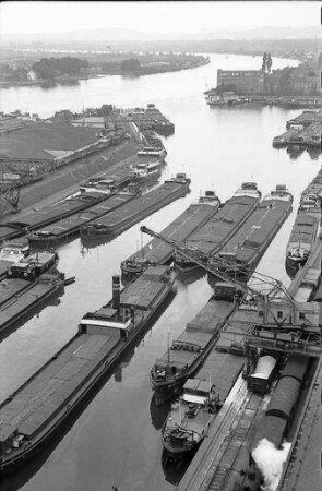 Basel: Hafen, Blick vom Silo auf Becken, mit Schiffen, Beckenausfahrt drauf