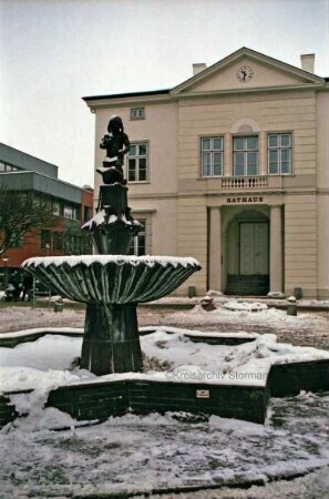 Markt: Gänselieselbrunnen, dahinter Rathaus im Winter