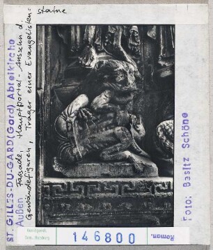 Saint-Gilles-du-Gard: Abteikirche, Westfassade, Hauptportal, Gewändefiguren, Träger einer Evangelistenstatue