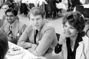 30. Tagung 1980 Chemiker; Eröffnung Festhalle; Sitzreihen: am Tisch Christian Anfinsen, Frau Anfinsen