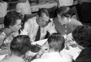 Nobelpreisträgertagung 1960 Mediziner; Maikäferrede: Frederick Sanger im Kreis von Studenten