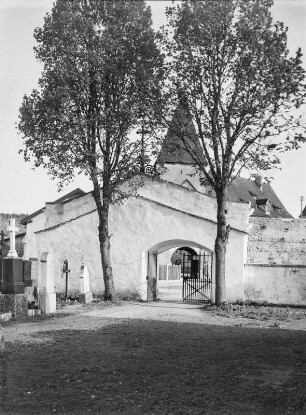 Friedhof : Unbekannter Ort. Dorfkirche und Friedhof