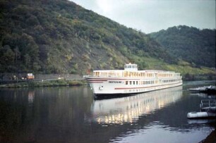 Winningen: MS Deutschland auf der Mosel bei Winningen