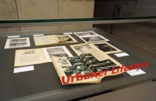 Ausstellung "Zeitgeist im Oktavformat. Illustrierte Magazine der 20er Jahre". 14.09.2013-19.11.2913. Themen-Vitrine "Urbaner Lifestyle‘"