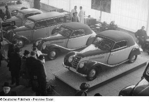 IFA F8 Cabriolet und weitere Kraftfahrzeuge auf der Leipziger Frühjahrsmesse