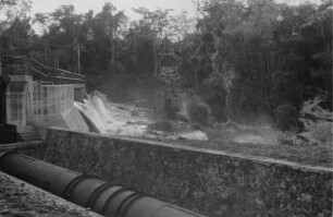 Stauwehr : Blick auf ein Stauwehr im Regenwald