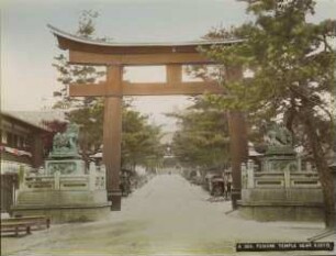 Torii vor dem Fushimi-Inari Schrein 伏見稲荷大社のトリイ