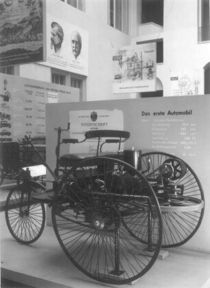 Benz Patent-Motorwagen Nummer 1 (Nachbildung), sogenanntes Benz-Dreirad für zwei Personen. Erstes Benzin-Automobil mit Einzylinder-Viertaktmotor von Carl Benz, Baujahr 1886 (0,88 PS; 18 km/h). Verkehrsmuseum Dresden im Johanneum, Ständige Ausstellung