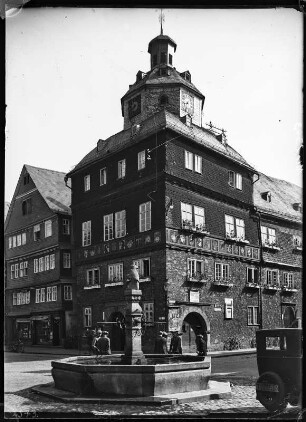 Herborn. Marktplatz mit Löwenbrunnen und giebelständigen Fachwerkhäusern, Rathaus mit Wappenfries