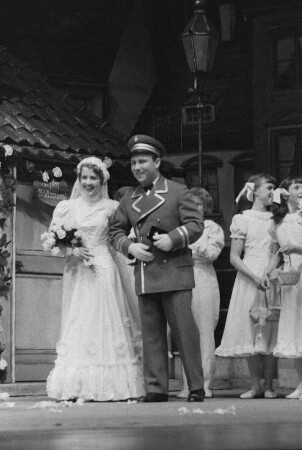 Szenenbilder aus der Operette "Frau Luna" von P. Lincke nach einem Libretto von H. Bolten-Baeckers u. a. mit F. Kronström