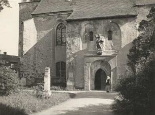 Wittichenau, vor der Kirche Mariä Himmelfahrt