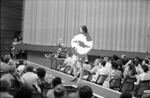 Modenschau der Frauenfachschule Karlsruhe über die im Unterricht angefertigten Kleidungsstücke.