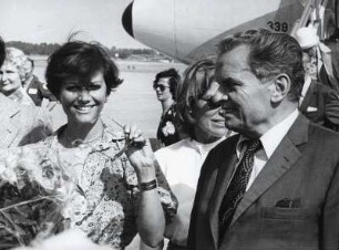 Claudia Cardinale, Dr. Alfred Bauer [25. Internationale Fimfestspiele]