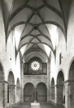 Wechselburg. Ehem Stiftskirche (1160-1180). Mittelschif nach Westen