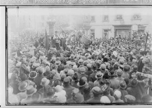 Fasnacht Sigmaringen; Bräuteln beim Rathausbrunnen, im Hintergrund Schuhhaus Ott