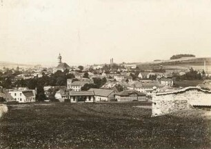 Seifhennersdorf (obersorbisch Wodowe Hendrichecy). Stadtansicht mit Kirche