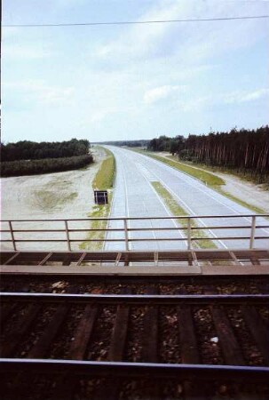 DDR. Blick von einer Autobahnbrücke auf die leere Autobahn