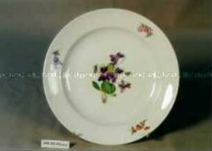 Teller des 25-tlg. Speiseservices mit Dekor "Natürliche Blume" ("Deutsche Blume")