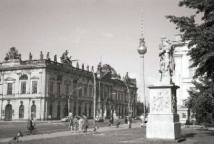 Berlin: Ost; Unter den Linden; Zeughaus und Fernsehturm