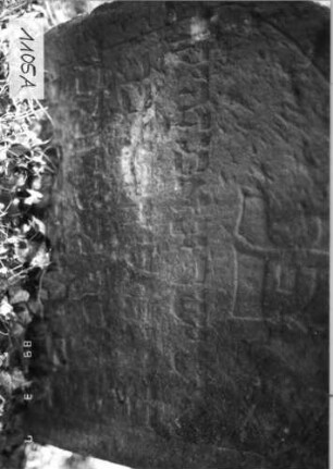 Grabstein 1105 (Index: 99753278) Material: Sandstein Zustand: verwitt/Textverl/Stele eingesunk/gekippt Maße HxBxT: 73x69x12 cm Beschreibung: Stele, Segmentbogenabschluß: Grabstein 1105A