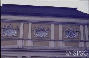 Berlin, Schloss Charlottenburg, Große Orangerie, Fassade des Mittelbaus mit Rundfenstern.