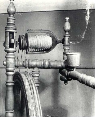 Spinnrad in Seidewinkel, Detail : Handwerkstechniken - Spinnerei und Flachsverarbeitung. Ort: Židźino / Seidewinkel. Spinnrad: Spindel und Spule mit Spinnfaden.