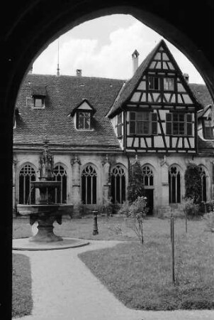 Tübingen-Bebenhausen: Blick über den Hof der Kirche auf den Kreuzgang mit Fachwerkaufbau