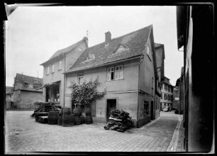 Neuplatz, mit Schlosserei Bernh. Wenneis und Küferei (Weinfässer)