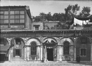 Italien. Teilansicht einer Fassade mit Portal. Glasaufbau eines Ateliers (vielleicht eines Fotoateliers) (wahrscheinlich in Florenz oder Venedig)