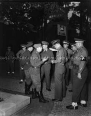 Zwei betrunkene sowjetische Soldaten sind versehentlich in den amerikanischen Sektor gefahren und dort von der Military Police aufgegriffen worden