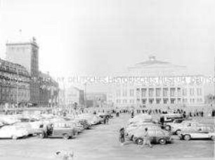 Parkende Autos vor dem Opernhaus Leipzig während der Frühjahrsmesse
