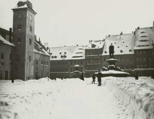 Obermarkt mit Rathaus und Brunnendenkmal des Markgrafen Otto des Reichen, Südseite