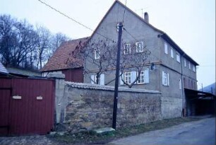 Gehöft mit Mauer zur Straße, Hoftor, Wohnhaus verputzt