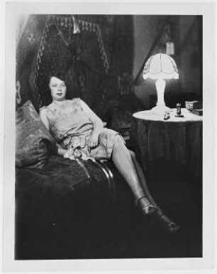 Frau Senda Donadini in ihrer Dresdner Wohnung auf der Ostraallee : Frau Senda Donadini in ihrer Dresdner Wohnung auf der Ostraallee