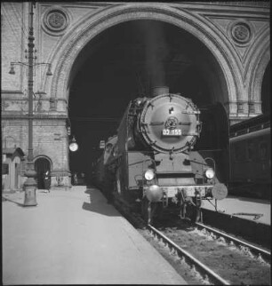 Schnellzug-Lokomotive 03 155 der Deutschen Reichsbahn : Berlin. Anhalter Bahnhof. Schnellzug-Lokomotive 03 155 der Deutschen Reichsbahn. Ansicht von rechts (Lokführerseite) sehr schräg von vorn