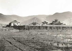 Ulan Bator. Tempelpalast des Bogdo (1901/1916). Ansicht gegen Bogdo ola (Tschoibalsan ola)