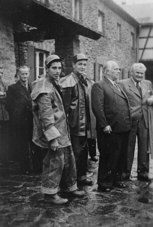Wilhelm Pieck mit Max Seydewitz (rechts) und Kumpel der Wismut im Arbeiterheim Bermsgrün : Wilhelm Pieck mit Max Seydewitz (rechts) und Kumpel der Wismut im Arbeiterheim Bermsgrün