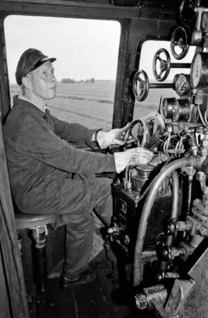 Schicke, Bernhard: Heizer sitzt im Führerhaus einer Oldtimer-Lokomotive, Baureihe 042 der Firma Borsig