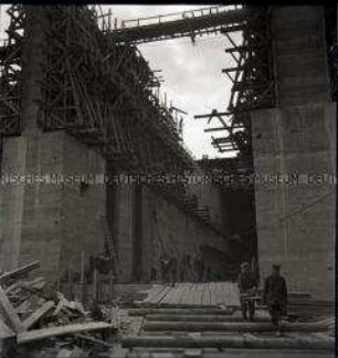 Bauarbeiter auf dem Fundament eines Großbunkers für deutsche U-Boote an der französischen Atlantikküste