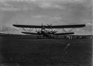 Verkehrsflugzeug : Englische Verkehrsflugzeug auf dem Flugplatz.