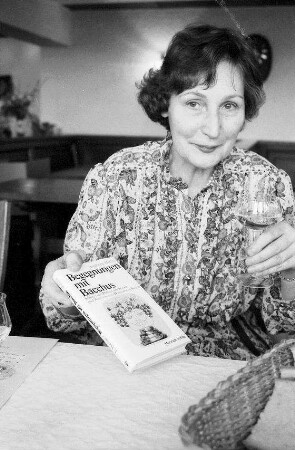 Laufen: Winzergenossenschaft, Ingeborg Hecht-Studniczka, Buchübergabe "Begegnungen mit Bacchus", Morstadt Verlag, Kehl, beim Autogramme geben