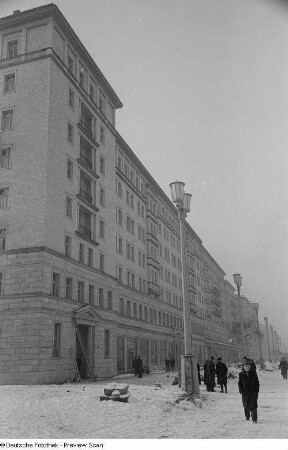 Blick auf Neubauten der Stalinallee (heutige Karl-Marx-Allee)