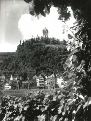 Cochem (Mosel). Blick zur Burg Cochem vom rechten Moselufer von Nordosten